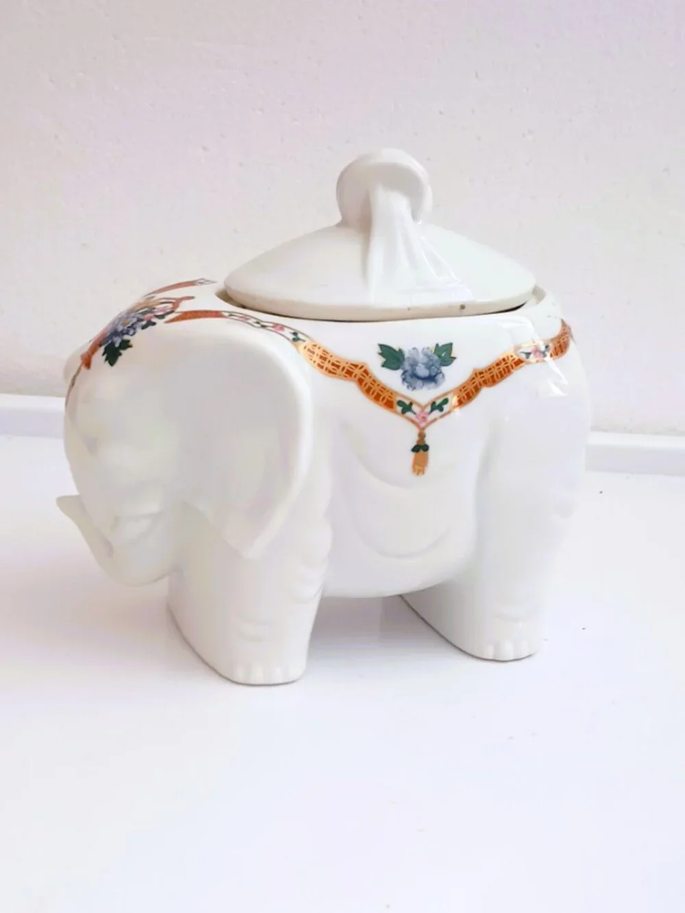 Elizabeth Arden Elephant Trinket Box Vtg White Porcelain Lidded Chinoiserie